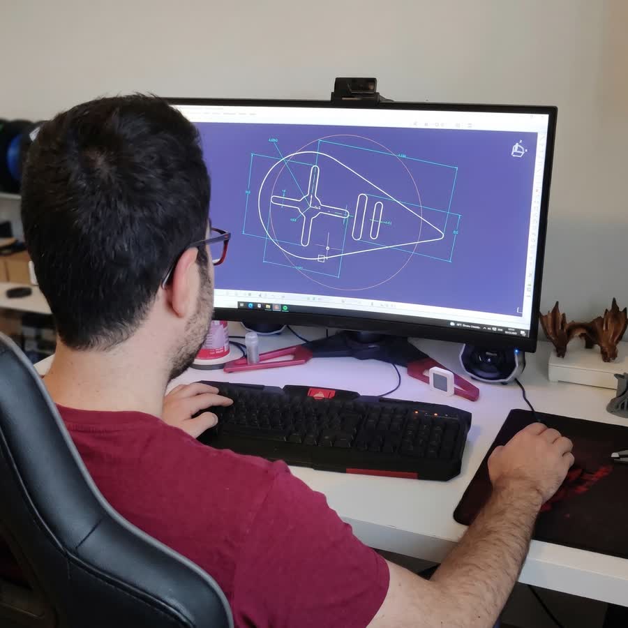 En Joan treballant en un model 3D al seu ordinador